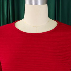 Détail du haut rouge foncé à col rond avec texture de tissu à plis horizontaux fins
