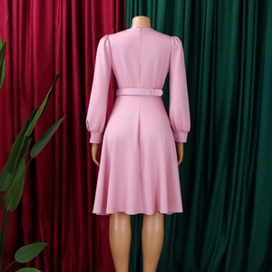 Dettaglio del retro dell'abito rosa a maniche lunghe con cintura e maniche a lanterna