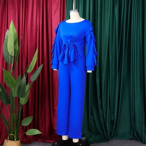 Detail von königsblauem Schößchen-Oberteil mit Rüschenärmeln und weiter Hose im Set