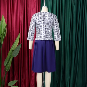 Vue arrière d'une robe de style africain avec haut géométrique et jupe plissée violette