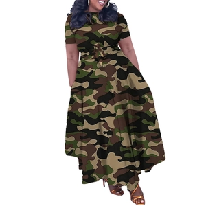 Détail de la robe maxi camouflage grande taille avec ceinture et ourlet asymétrique