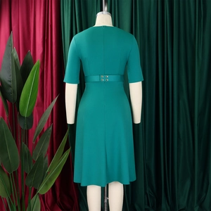 Vue arrière d'une robe élégante vert canard avec ceinture et boutons dorés