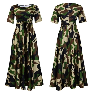 Détail d'une robe imprimé camouflage grande taille avec ceinture nouée et coupe évasée