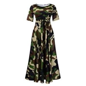Vue détaillée de l'imprimé camouflage et de la ceinture sur la robe longue évasée