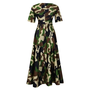 Détail du dos montrant l'imprimé camouflage et la fermeture éclair invisible de la robe