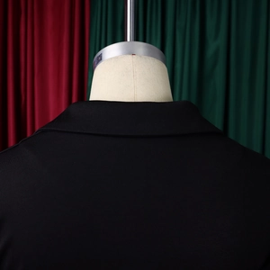 Détail du col à revers et des coutures d'un élégant blazer noir pour femme