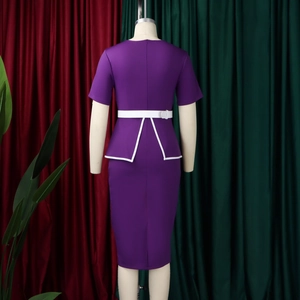 Dettaglio dell'abito a peplo viola con taglio slim e cintura bianca sottile elegante