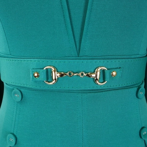 Détail de la taille avec boucle mors dorée sur une robe élégante de couleur sarcelle foncée