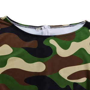 Vue détaillée de la robe camouflage avec encolure ronde et fermeture éclair au dos