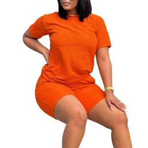 Détail de l'ensemble deux pièces orange avec texture gaufrée et coupe ajustée élégante