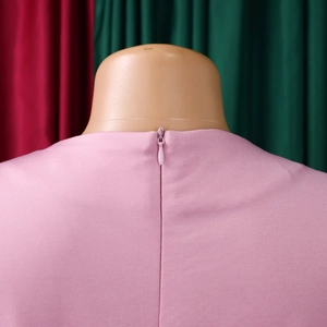 Dettaglio della cerniera invisibile posteriore e del tessuto della veste rosa chiaro