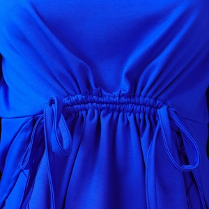Detailansicht der Raffung mit Kordelzug am dunkelblauen elastischen Langarmshirt