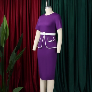 Dettaglio dell'abito midi viola aderente con bordi bianchi e cintura in vita coordinata