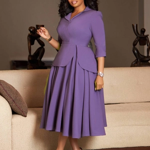 Détail de la robe évasée violet foncé avec des volants latéraux élégants et un col chemise