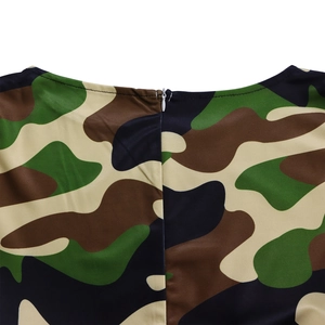 Détail de la fermeture éclair invisible au dos d'une robe camouflage au motif de forêt