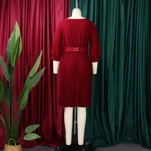 Vista posteriore di elegante abito a pieghe rosso con maniche a tre quarti e cintura