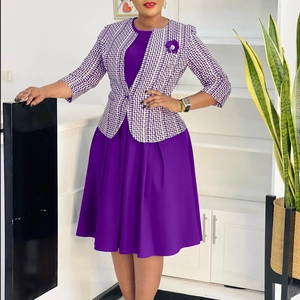 Détail de robe violette et blazer pied-de-poule avec décoration florale en 3D