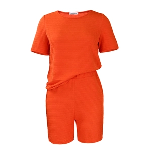 Détail de la maille côtelée orange de l'ensemble décontracté deux pièces pour femme