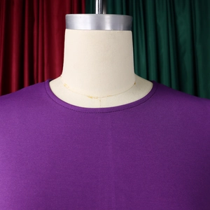Dettaglio della maglia viola a girocollo con trama a maglia fine e finitura della scollatura