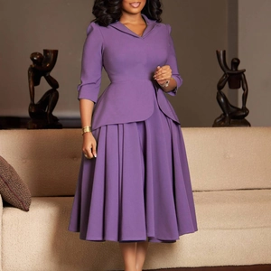 Vue détaillée de la robe midi violette avec col à revers, basque et jupe plissée
