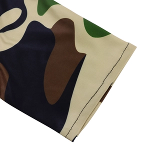 Détail du tissu à imprimé camouflage avec double couture précise et texture en maille