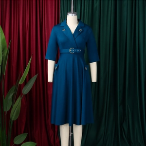 Détail de la robe mi-longue élégante bleu sarcelle avec col en V et ceinture à boucle dorée
