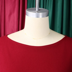 Dettaglio dell'elegante scollo rotondo rosso scuro e cuciture sulle spalle dell'abito