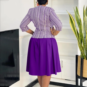 Vue détaillée du dos d'un ensemble blazer à carreaux violet et jupe plissée