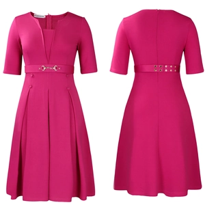 Détails de la robe col V fuchsia avec ceinture métallique et ourlet plissé élégant