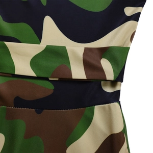 Gros plan détaillé montrant les coutures et la taille haute de la robe camouflage