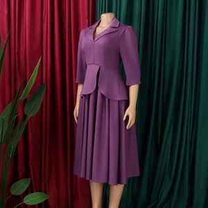 Détail d'un ensemble blazer violet à manches trois-quarts et jupe plissée femme
