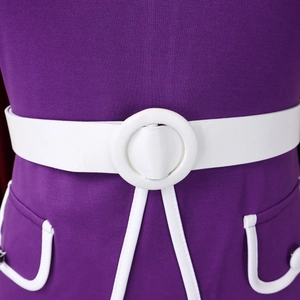 Dettaglio ravvicinato di un abito viola con ampia cintura bianca e tasche a filetto bianche