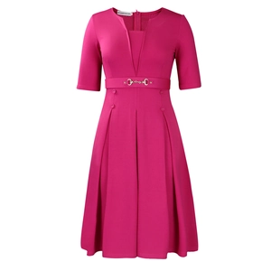 Détail de robe fuchsia élégante avec col en V, boucle mors dorée et jupe plissée chic