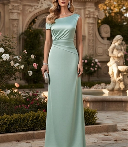 Gros plan de la robe de soirée en satin vert menthe avec plis élégants et texture soyeuse