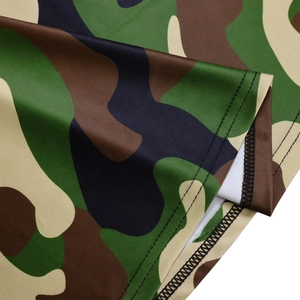 Détail de l'ourlet renforcé à double aiguille sur robe camouflage en tissu vert armée
