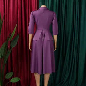 Vue arrière d'une robe midi violette avec col à revers et détail élégant en queue de hirondelle