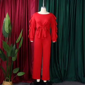 Eleganter roter Langarm-Jumpsuit mit Volantärmeln und Kordelzug an der Taille
