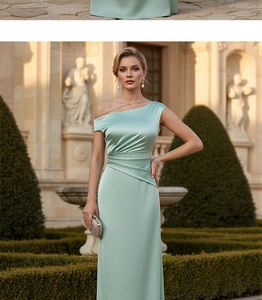 Détail d'une robe de soirée en satin vert menthe avec épaule asymétrique et taille froncée