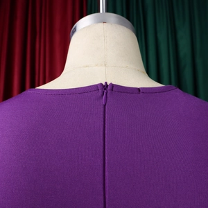 Dettaglio di un abito viola con cerniera posteriore invisibile e trama in maglia pregiata