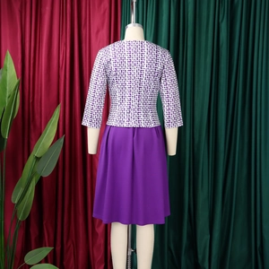 Vue arrière d'un ensemble imprimé africain avec motif géométrique et jupe plissée violette