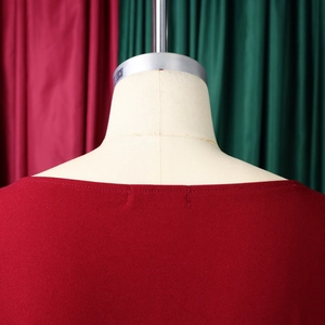 Vista dettagliata dello scollo dell'elegante abito bordeaux e della trama del tessuto sul manichino