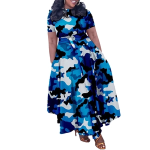 Détail de robe longue camouflage bleue à manches courtes avec taille à cordon et jupe évasée