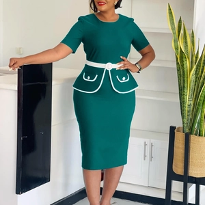 Dettaglio di abito verde scuro elegante con cintura bianca e tasche decorative
