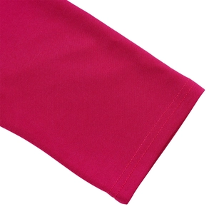 Gros plan du tissu tricoté rose avec coutures fines à double aiguille et texture nette