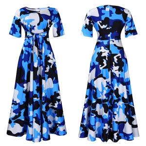 Détail d'une robe longue camouflage bleue avec manches courtes et ceinture nouée