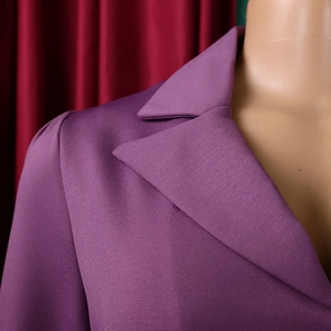 Détail de la robe blazer violette avec revers crantés et tissu en sergé texturé