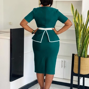Vista posteriore di un elegante abito a tubino verde scuro con cintura a contrasto