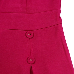 Détail de la taille d'une robe rose fuchsia avec texture sergée et boutons recouverts