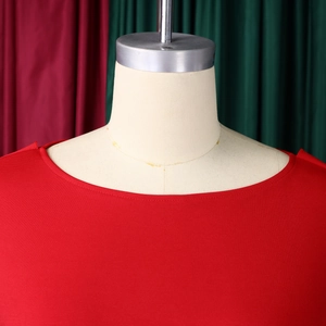 Detail des roten elastischen Oberteils mit elegantem weitem Ausschnitt auf einer Schaufensterpuppe