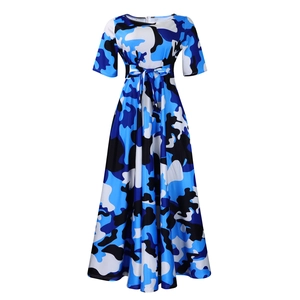 Détail d'une robe longue à imprimé camouflage bleu avec manches courtes et lien à nouer